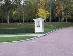 Sicherheitskabinen im historischen amerikanischen Friedhof in Europa von Karmod